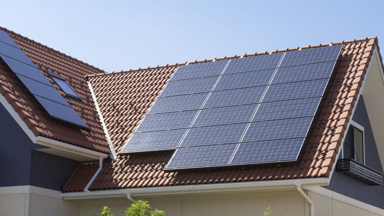 住宅　ソーラーパネル　施工例　瓦屋根