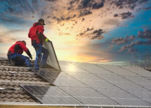 Ein Dach wird mit Solarmodulen eingedeckt