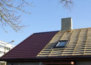 Ein Dach wird saniert und neu eingedeckt