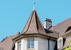 Ein Turm mit Steildach