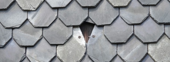 ein schieferdach mit losen dachziegeln in dortmund